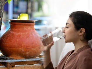 उन्हाळ्यात फ्रिजमधले गार पाणी प्यावे की आपला जुना माठच बरा? नक्की फायद्याचे काय…..?