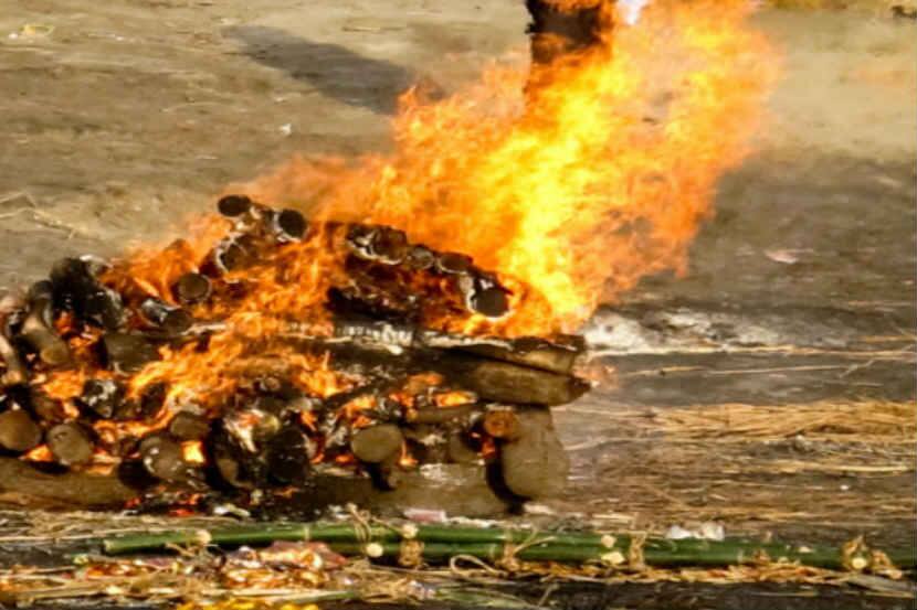 स्मशानभूमीत प्रेत एकटेच जळत होते…!