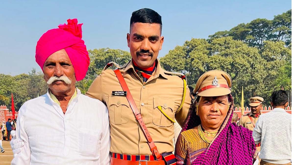 नंदीबैलासोबत भटकंती करत अमोल झाला पोलीस अधिकारी