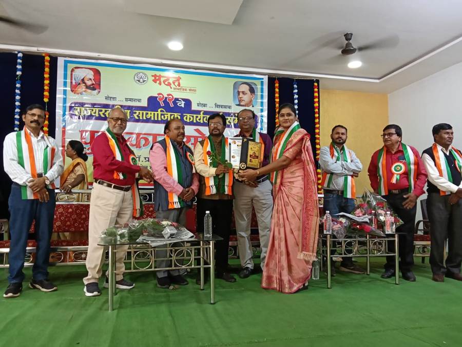 निशा खापरे क्रांतीज्योती सावित्रीबाई फुले नारीरत्न पुरस्काराने सन्मानित