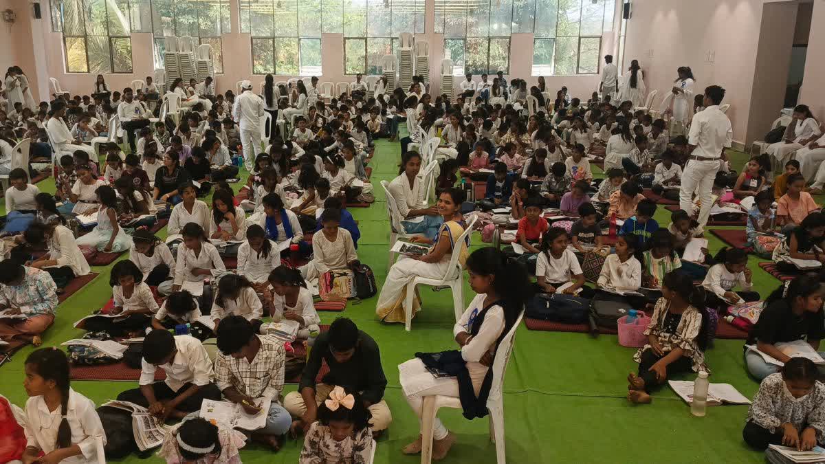 धूलिवंदन न खेळता विद्यार्थी करतात १७ वर्षापासून १२ तास अभ्यास