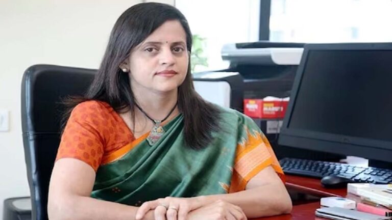 मुख्यमंत्र्यांच्या प्रधान सचिव  मेट्रो वुमन अश्विनी भिडे आय ए एस 
