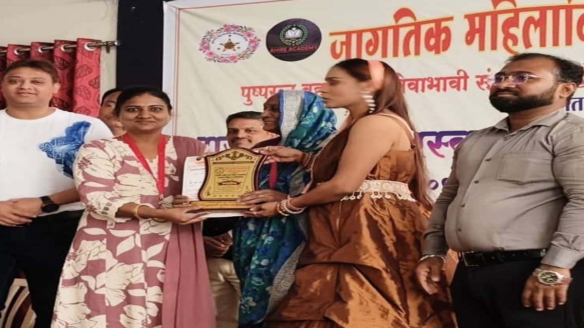 राज्यस्तरीय पुष्परत्न काव्य गौरव पुरस्काराने डॉ. सौ. शुभांगी गादेगावकर सन्मानित