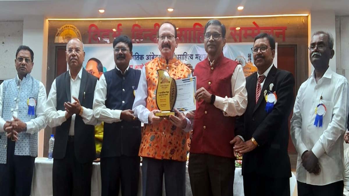 ‘कारुण्यबोध’ चे साहित्यिक यश; वामन निंबाळकर राज्यस्तरीय पुरस्काराने सन्मानित