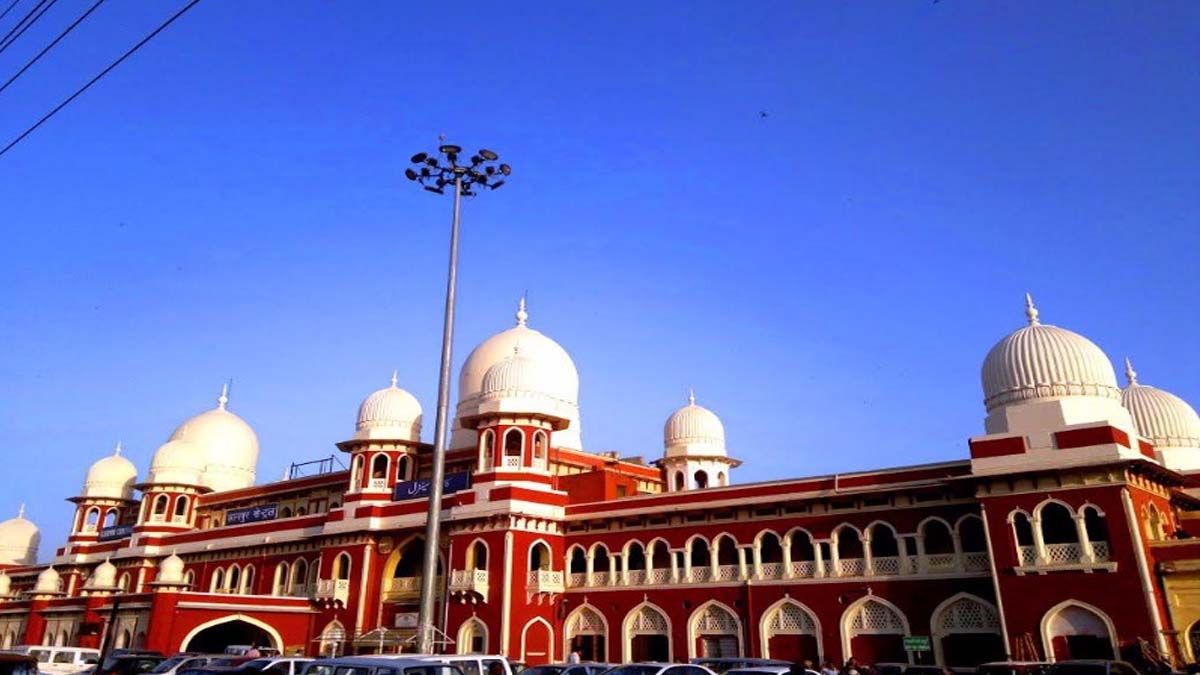 कानपूर रेल्वे स्टेशनवरील थरार : रेल्वे संरक्षक दलाच्या जवानाने चालत्या ट्रेनखाली पडलेल्या डॉक्टरच्या आईचे प्राण वाचवले !