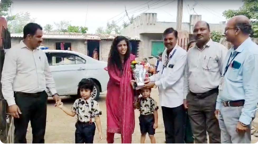 नंदुरबारच्या जिल्हाधिकारी मिताली सेठींचा प्रेरणादायी निर्णय : जुळ्या मुलांना दिला अंगणवाडीत प्रवेश