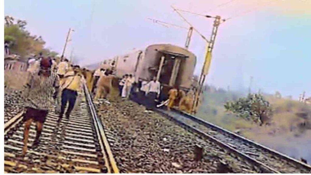 डहाणू स्थानकाजवळ अमृतसर एक्स्प्रेसचे कपलिंग तुटल्याने दोन डबे मागे राहिले