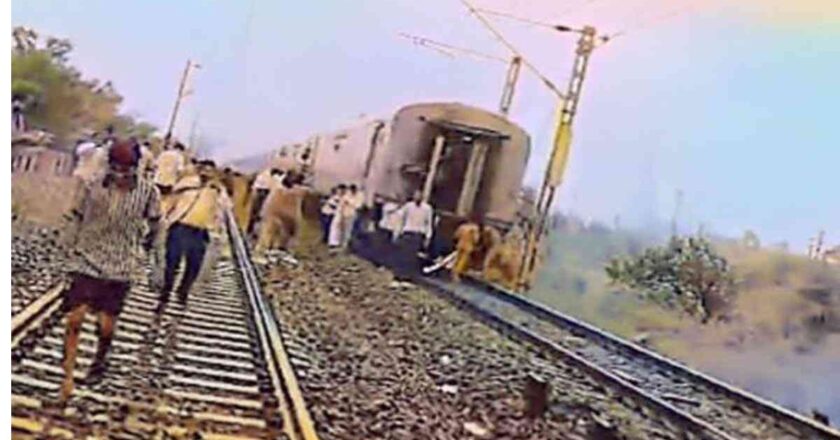 अमृतसर एक्स्प्रेसचा थरार : दोन डबे मागे राहिले, प्रवाशांचा जीवघेणा अनुभव