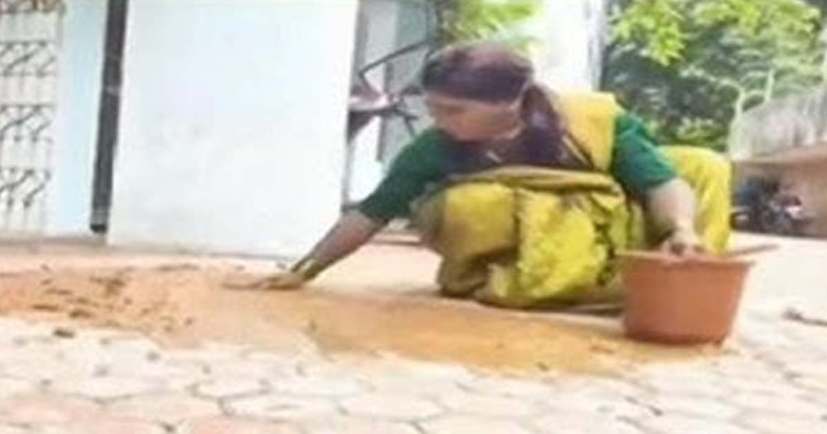 अकोल्यात तरुणाचा साडी नेसून गांधीगिरी आंदोलन : रस्त्यांच्या दुरुस्तीची मागणी
