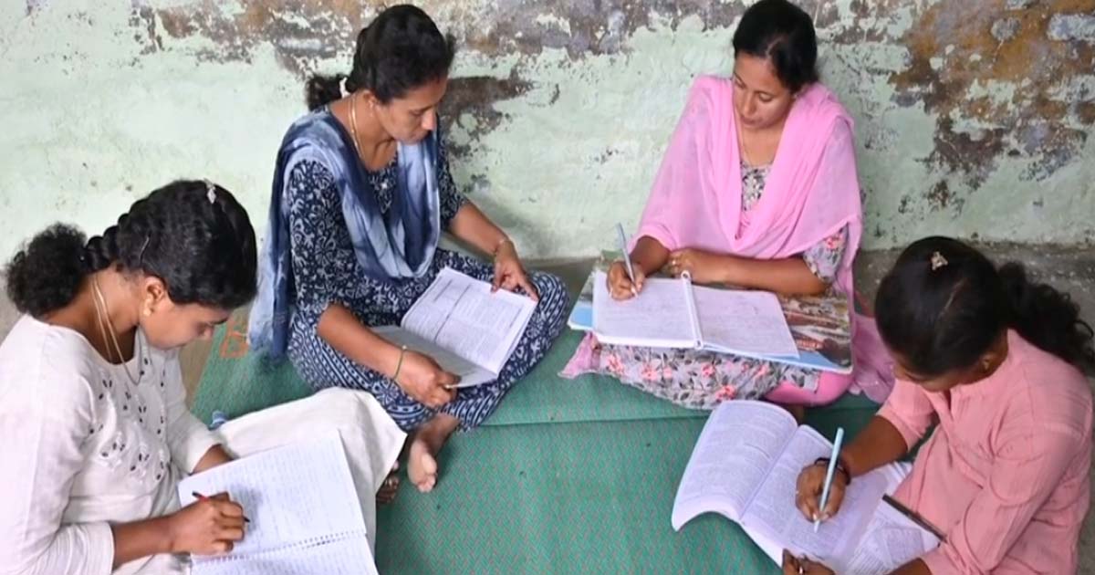 "शेतमजुरी करणाऱ्या आईच्या चारही मुलींनी सरकारी नोकरी मिळवली – आंध्र प्रदेशातील प्रेरणादायी कहाणी"