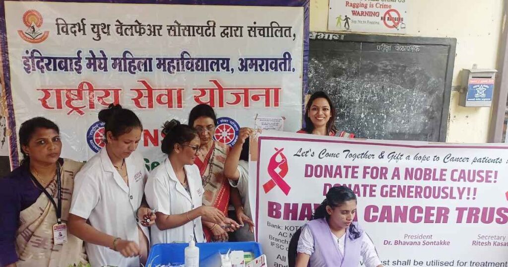 “इंदिराबाई मेघे महिला महाविद्यालयातील विद्यार्थिनी रूबेला लस घेताना”