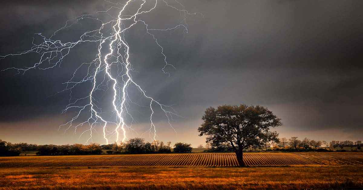 वर्ध्यात धावत्या दुचाकीवर वीज कोसळली – काका-पुतण्याचा मृत्यू, मुलगा गंभीर जखमी