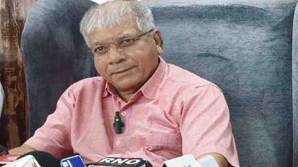 प्रकाश आंबेडकर अकोला येथील पत्रकार परिषदेत ओल्या दुष्काळावर सरकारवर टीका करताना