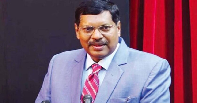 सर्वोच्च न्यायालयात शूज फेकण्याची धक्कादायक घटना; सरन्यायाधीश बी. आर. गवई ठाम