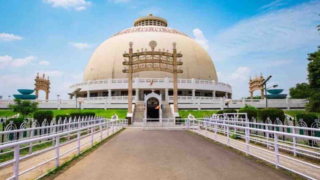 "नागपूर दीक्षाभूमीवर धम्मचक्र प्रवर्तन दिन २०२५, लाखो अनुयायांची गर्दी आणि पोलिसांचा कडेकोट बंदोबस्त"
