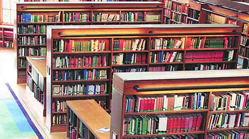 "भाषा संवर्धनात ग्रंथालयांची भूमिका दर्शवणारे मराठी ग्रंथालयातील वाचन दृश्य"