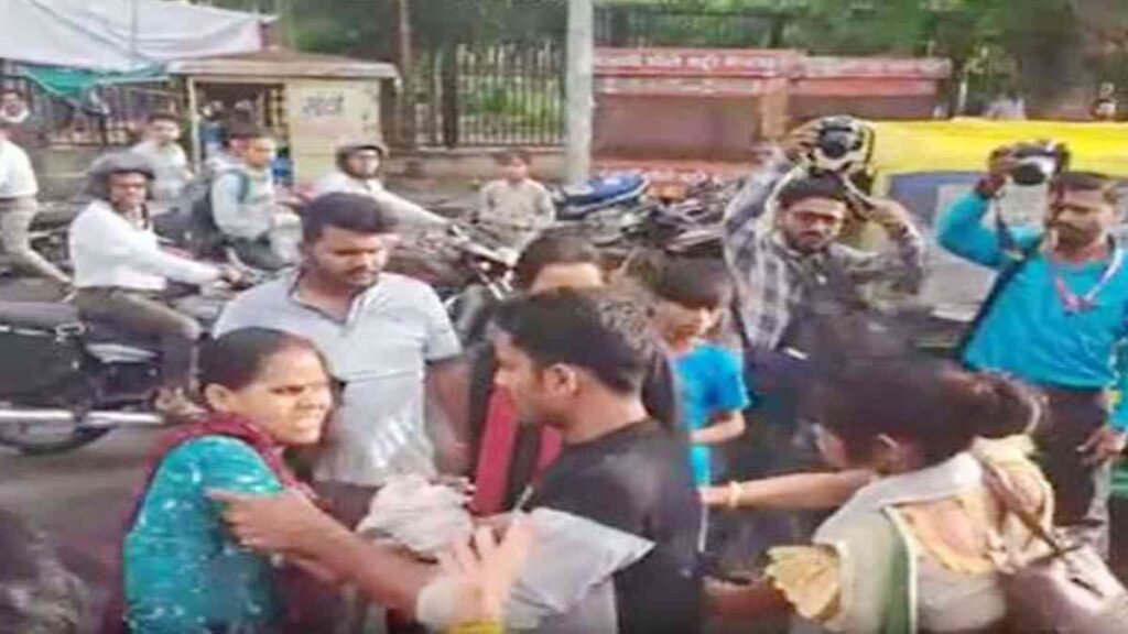 भर रस्त्यात नवऱ्याची धुलाई करणाऱ्या संतापलेल्या पत्नीनं पकडलेला व्हिडीओ व्हायरल