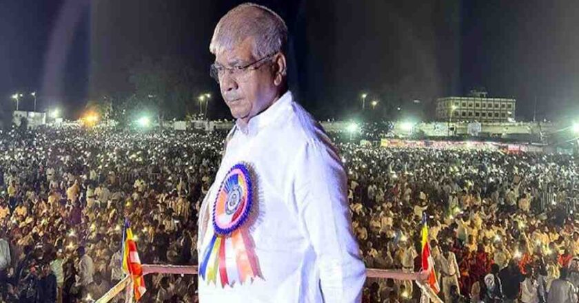 प्रकाश आंबेडकरांचा घणाघाती आरोप: “विश्वगुरू की चपराशी?