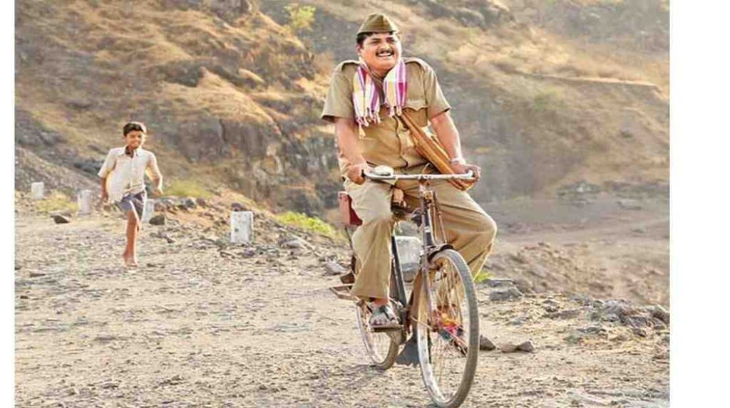 "सायकलवर पत्रांची बॅग घेऊन गावात येणारे पोस्टमन काका – जुन्या आठवणींना उजाळा देणारा मराठी लेख"