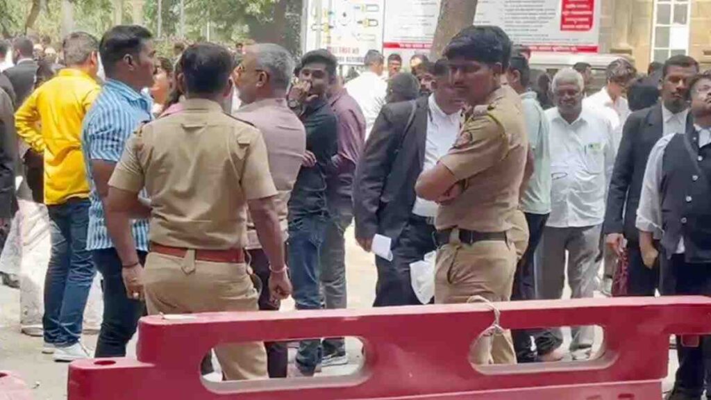 पुणे जिल्हा न्यायालयाच्या इमारतीतून उडी मारून आत्महत्या केलेल्या पक्षकाराची घटना
