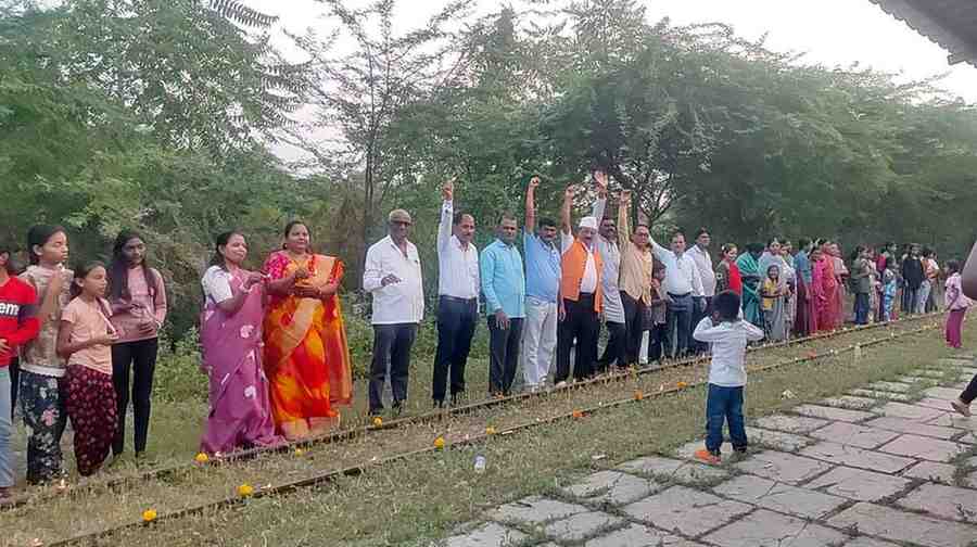 शकुंतला रेल्वे स्टेशनवर शेकडो दिव्यांनी उजळलेला परिसर, महिलांना साडी वाटप आणि बालगोपालांसोबत साजरी अनोखी दिवाळी — सामाजिक एकतेचा दीपोत्सव