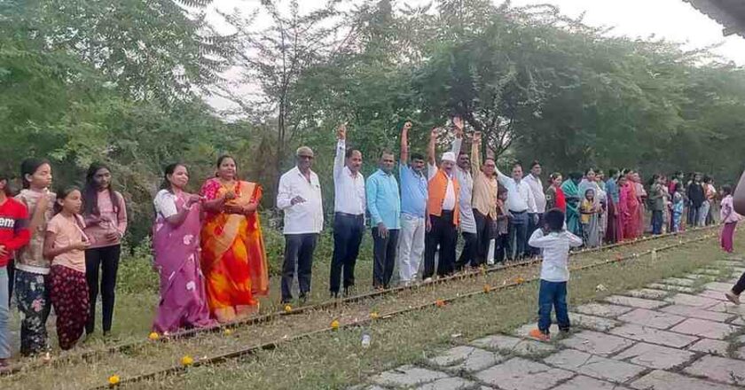 एकतेचा दीपोत्सव! शकुंतला रेल्वे स्टेशनवर ३७व्या जनआंदोलनातून साजरी अनोखी दिवाळी