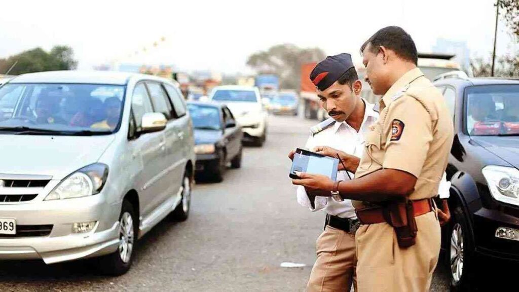“महाराष्ट्र वाहतूक पोलीस ई-चलानसाठी खाजगी मोबाईल वापर बंद – कडक आदेश”