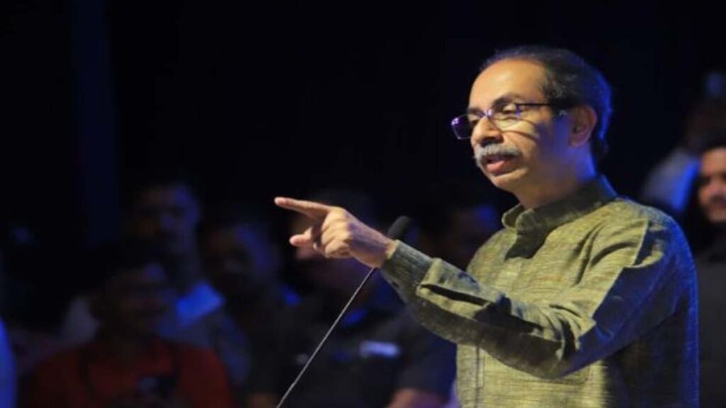 उद्धव ठाकरे पुण्यात महिलांसाठी पुढच्या सहा महिन्यांचे हप्ते द्यावेत अशी मागणी करताना