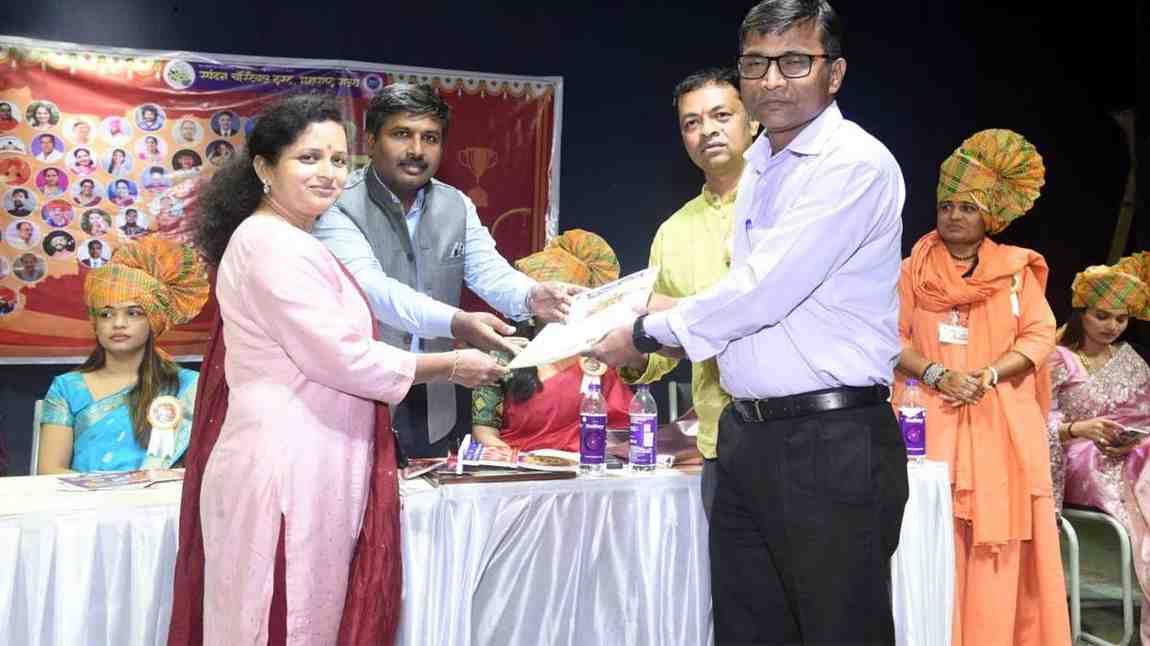 ‘कारुण्यबोध’ कवितासंग्रहासाठी राज्यस्तरीय साहित्य पुरस्कार स्वीकारताना गीतकार व कवी सोमनाथ पगार