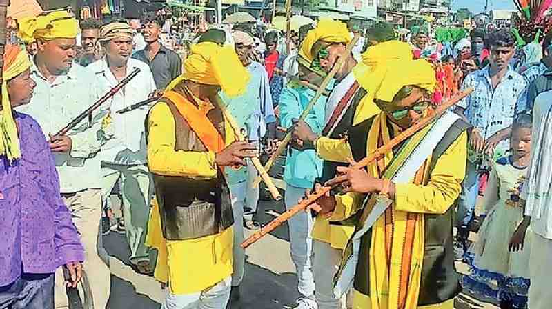 “मेळघाटातील घुंगरू बाजारात गोंड समाजाचे पारंपरिक नृत्य करताना आदिवासी पुरुष व महिला”