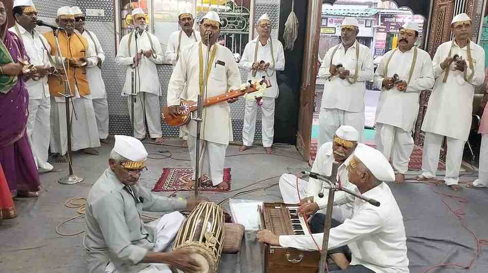"कार्तिक महिन्यात पहाटे मंदिरात घेतली जाणारी काकड आरती – विठोबा भक्तांचा भक्तिमय सोहळा"