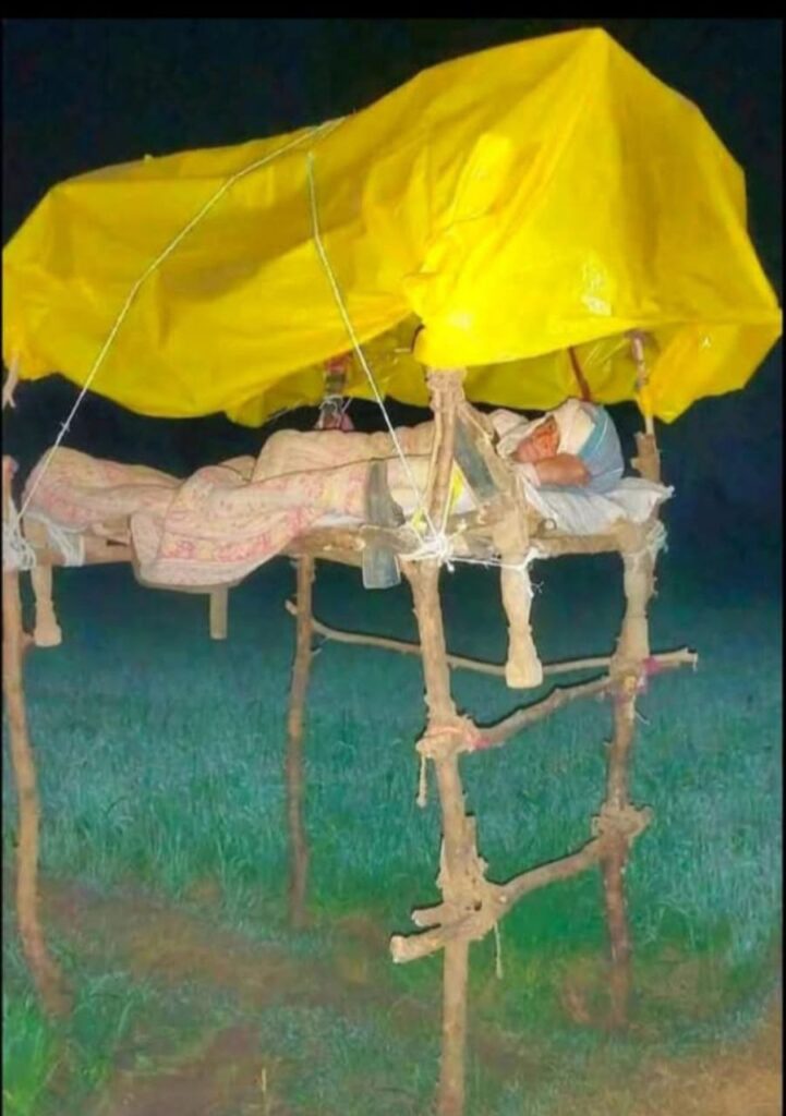 “मचानवरून हरभऱ्याच्या वावराची रखवाली करणारा शेतकरी – ग्रामीण जीवनाचं चित्रण”