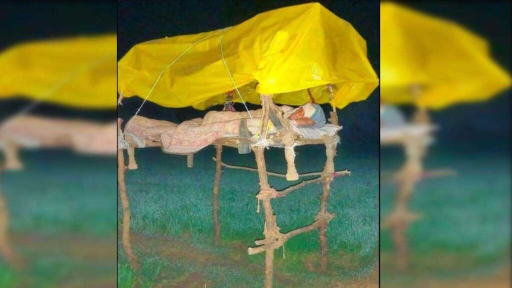 “मचानवरून हरभऱ्याच्या वावराची रखवाली करणारा शेतकरी – ग्रामीण जीवनाचं चित्रण”