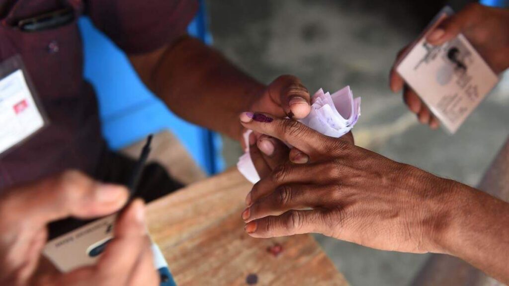 "महाराष्ट्र स्थानिक स्वराज्य संस्था निवडणुका 2025 – मतदार यादीतील घोळ आणि पारदर्शकतेचा प्रश्न"