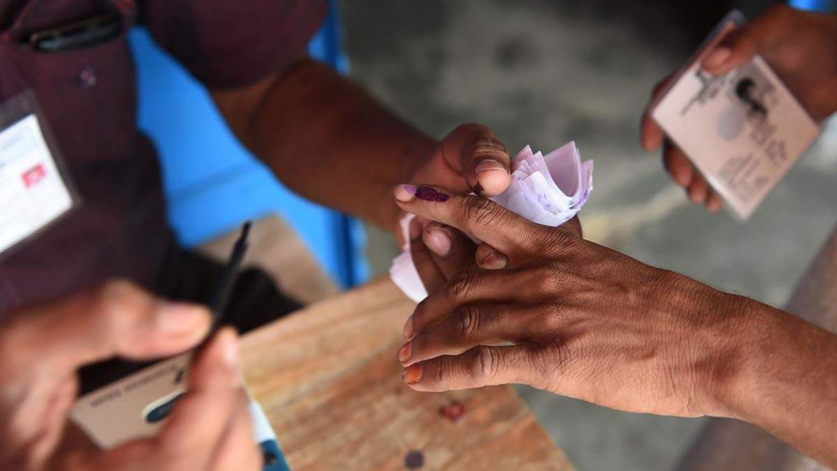 "महाराष्ट्र स्थानिक स्वराज्य संस्था निवडणुका 2025 – मतदार यादीतील घोळ आणि पारदर्शकतेचा प्रश्न"