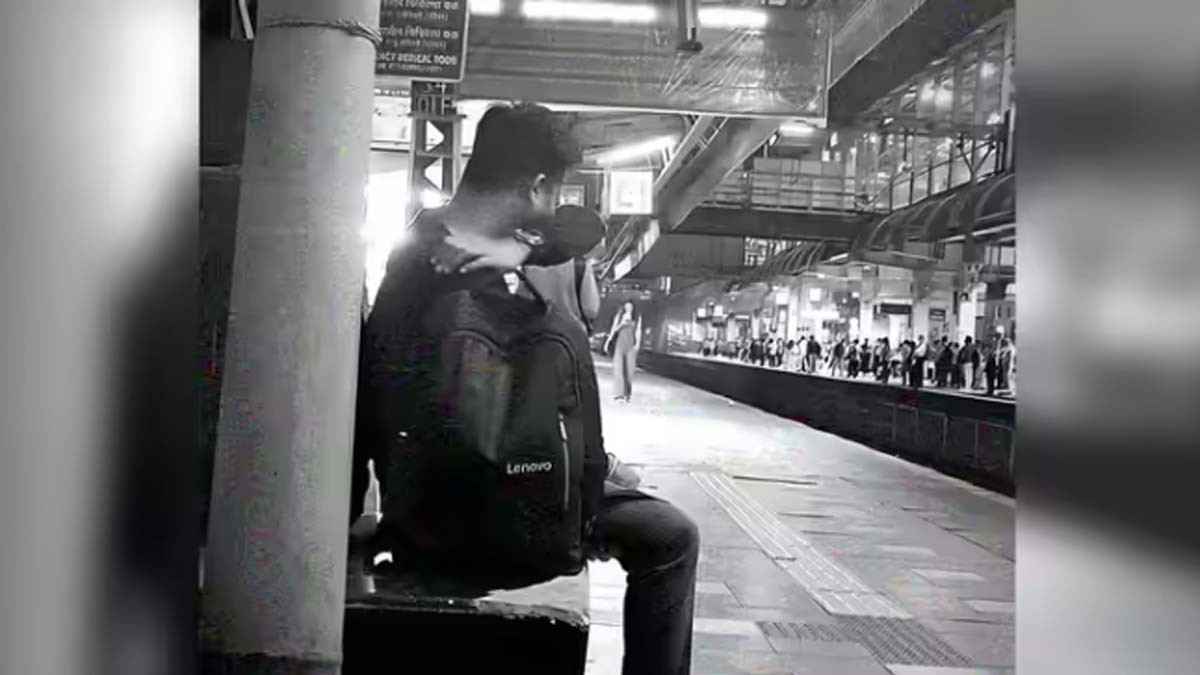 Borivali Station crying man viral emotional video