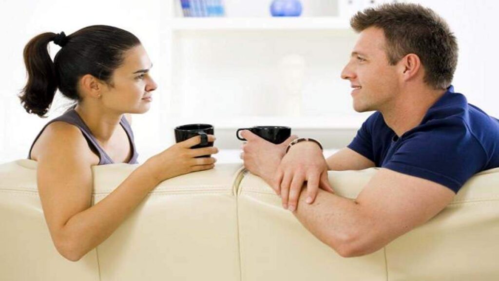 "संवाद हरवलेला आहे – मोबाईलच्या व्यसनामुळे नात्यांतील दुरावा आणि संवादाची कत्तल"