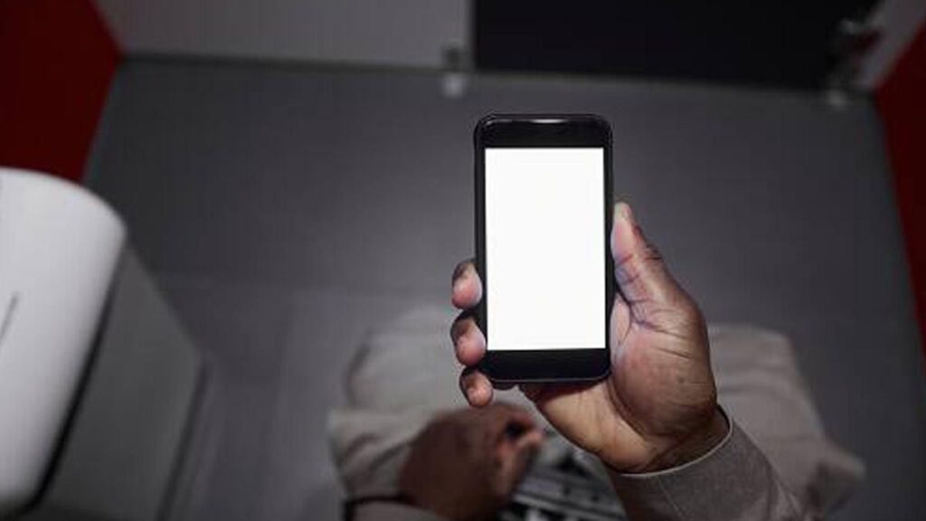 टॉयलेटमध्ये मोबाईल वापरण्याचे दुष्परिणाम आणि आरोग्याला होणारे धोके – मराठी माहिती