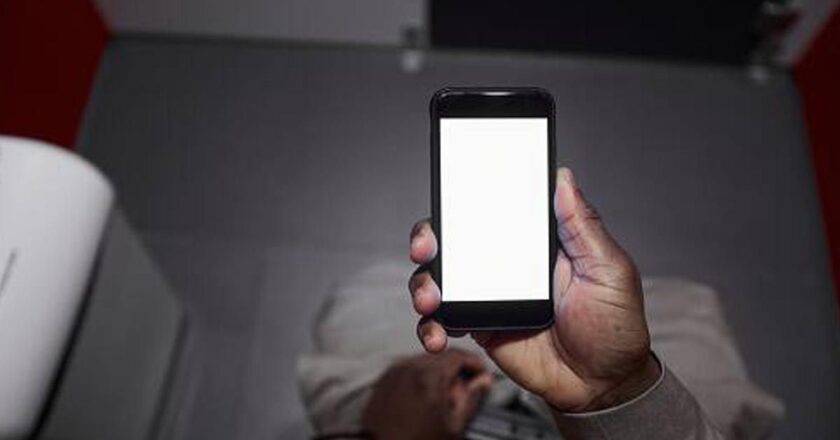 टॉयलेटमध्ये मोबाईल? लगेच थांबा !