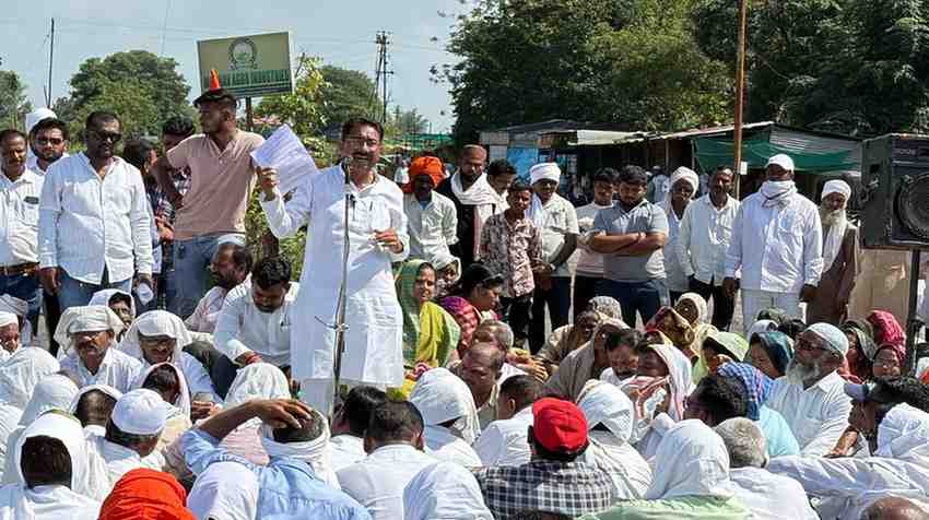 तळेगाव दशासर येथे शेतकऱ्यांच्या संपूर्ण कर्जमाफीसाठी काँग्रेसचे चक्काजाम आंदोलन