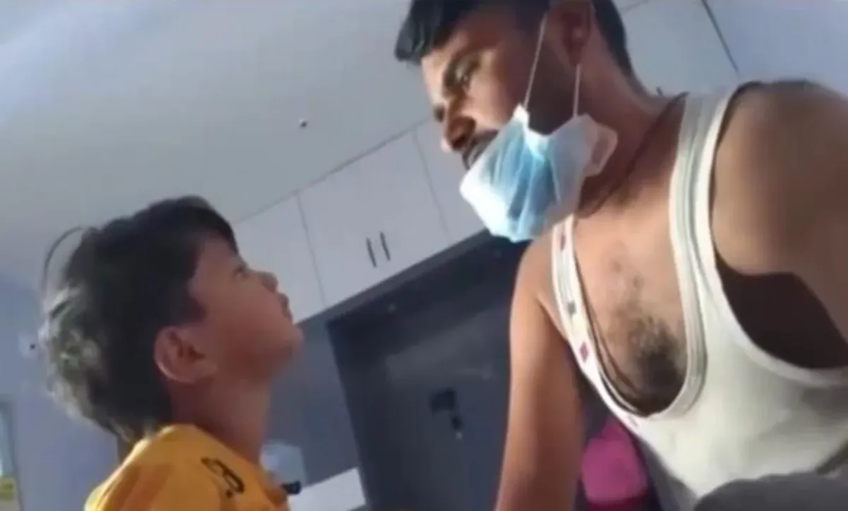 कॅन्सरशी झुंज देणारे वडील आपल्या लहान मुलाला जीवनाचा शेवटचा भावनिक संदेश देताना